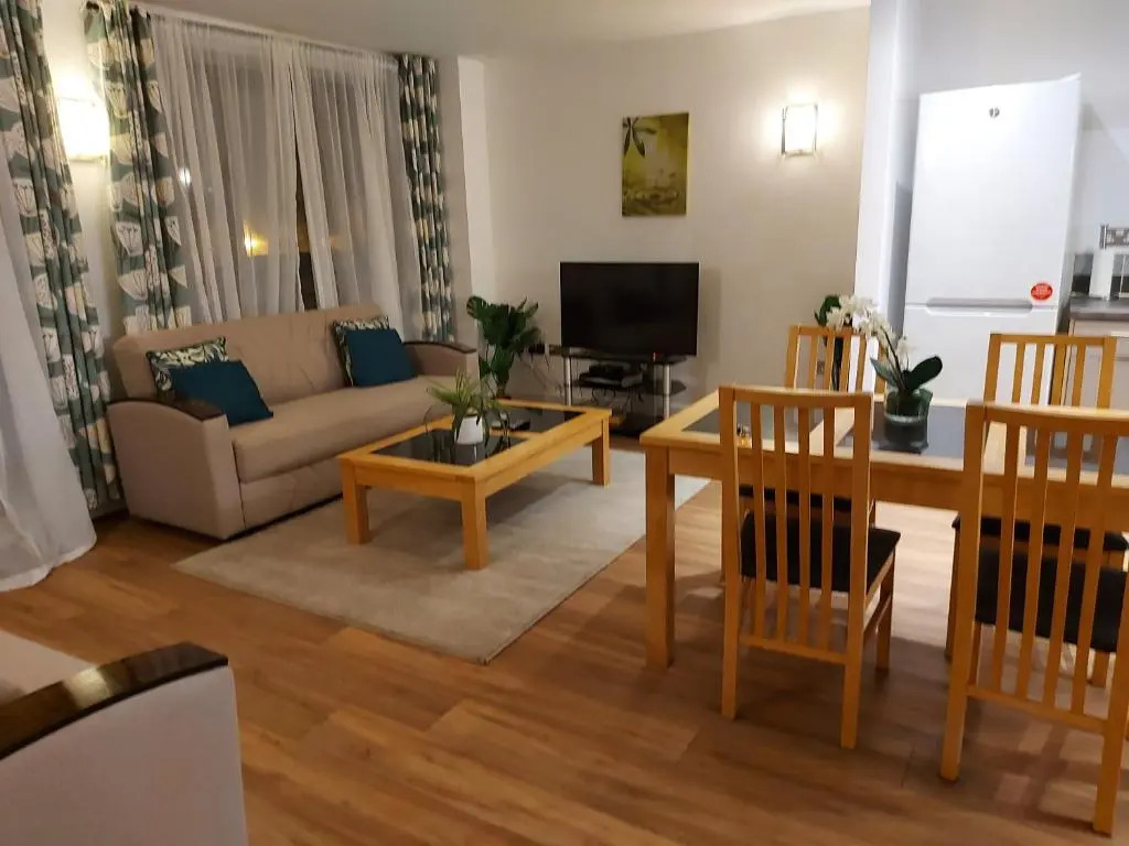 Large 2 Bed, 2 Bath, Free Parking & WiFi