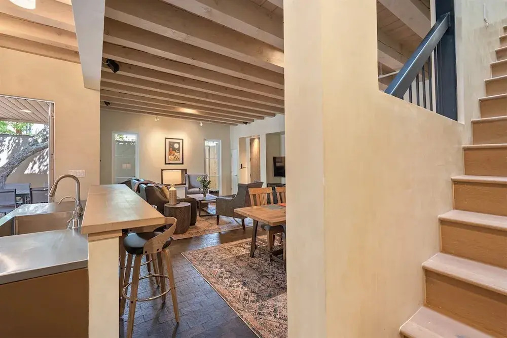 Stone's Throw - Unbeatable Location, Lovely Modern Interior
