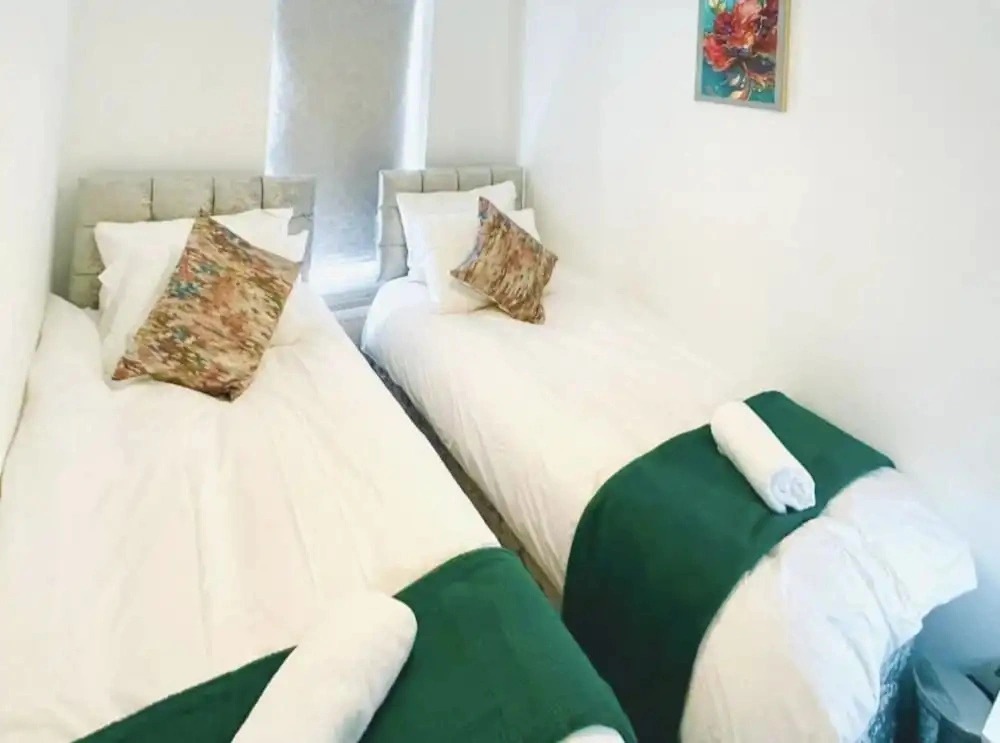 3-bedroom Gem in Manchester With Free Parking