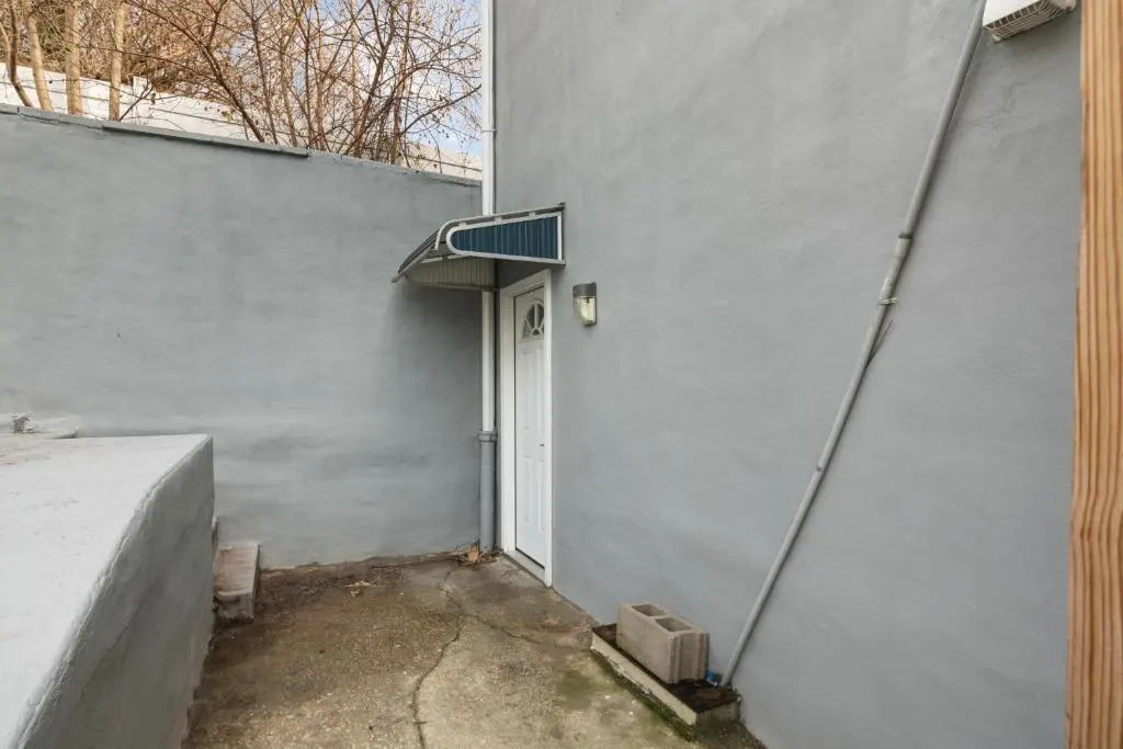 Modern 2br - Steps to Main St. & Parking Avail.
