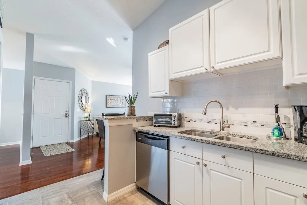 Near Theme Parks! Professional Design, Sleeps 7, Patio, Pool!
