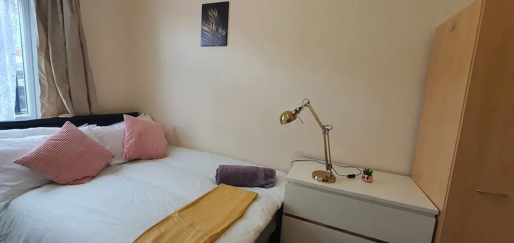 Room in Guest Room - Nice Large Room in Coventry