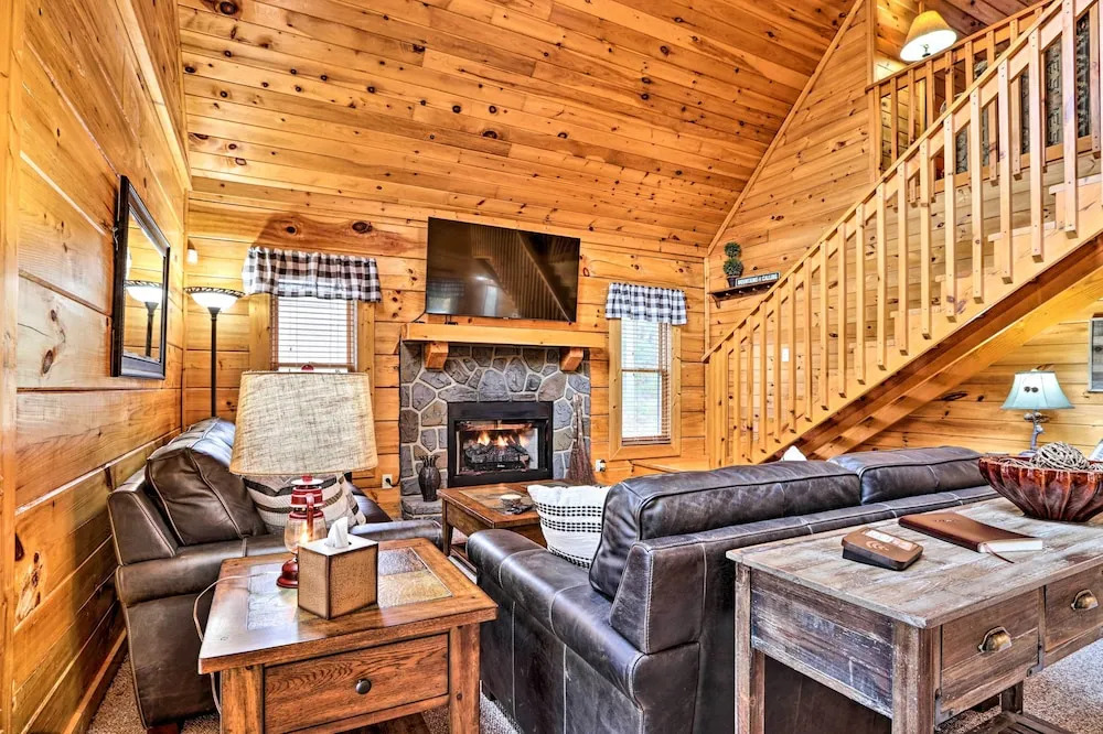 Homey Sevierville Cabin w/ Deck Near Pigeon Forge!