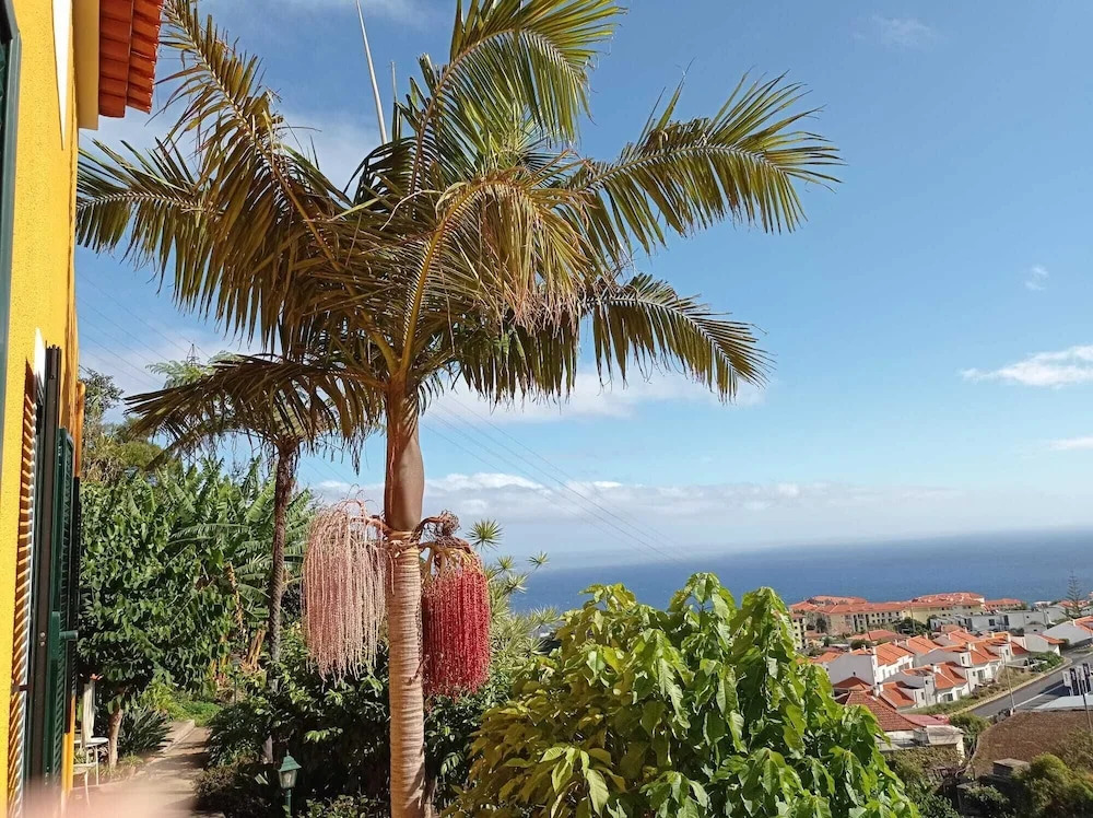 Charming 3-bed Apartment With sea & Mountain View