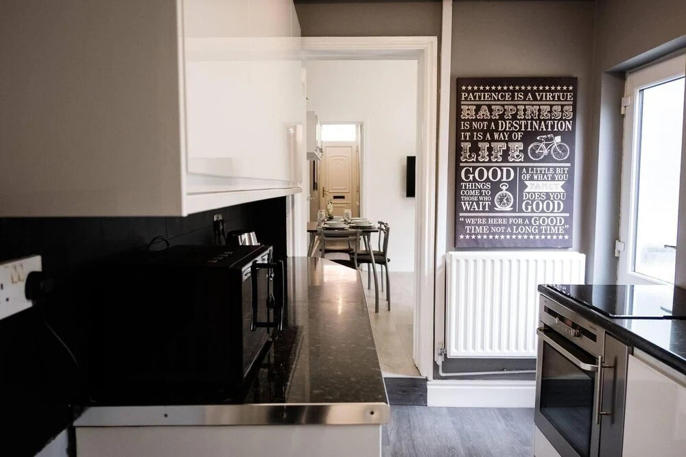 4 Bed House, Sleeps 9, Free Parking