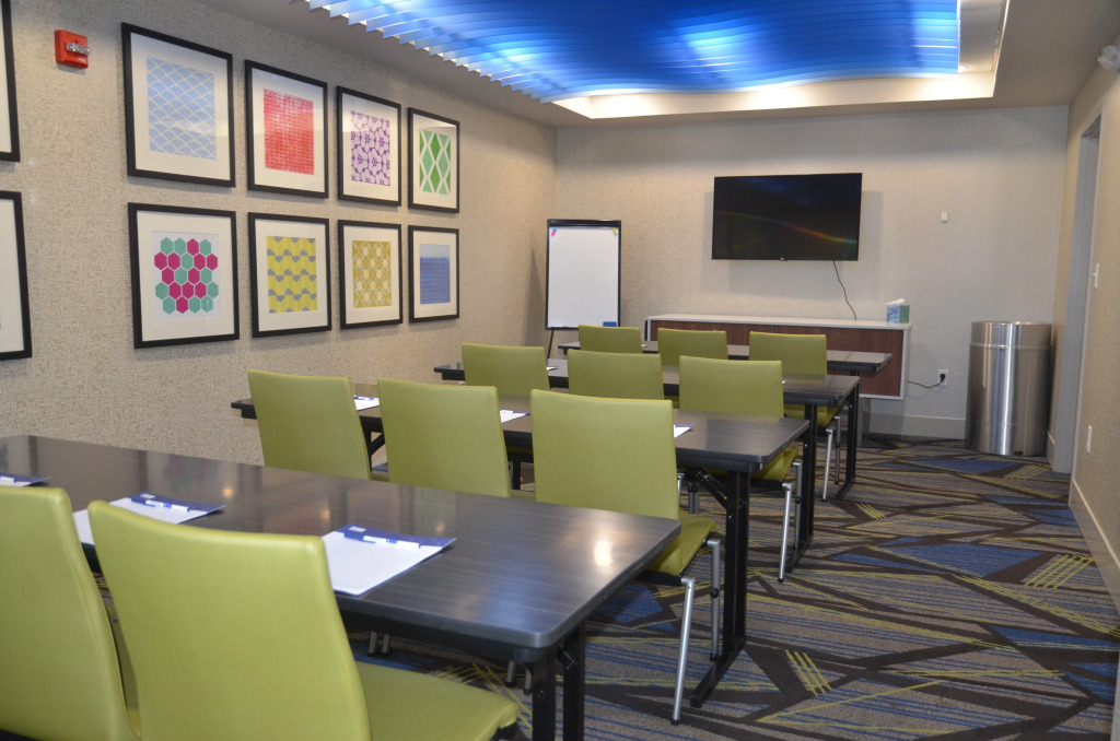 Holiday Inn Express & Suites Rochester by IHG