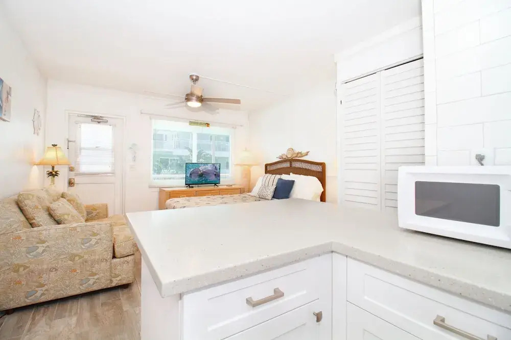 Tropic Terrace #50 - Beachfront Rental 1 Bedroom Condo by Redawning