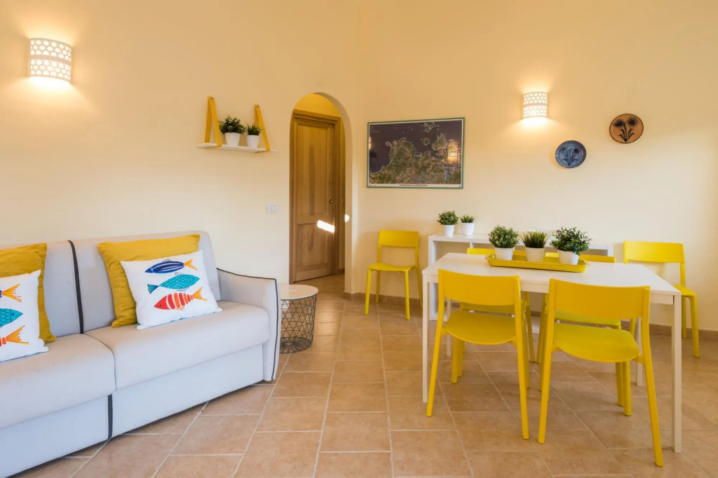 It has 2 bedrooms, 2 bathrooms, large living room with fully equipped kitchen (with microwave, dishw-Perlacea 18