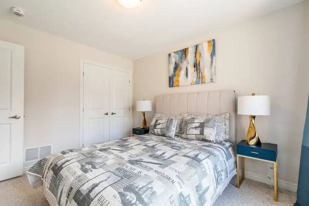 Lakeshore 3BR 2 5BA Townhome 1 min to the Beach