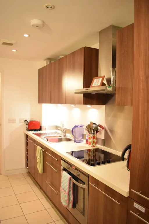 Clean Bright Apartment 7 mins from Central London