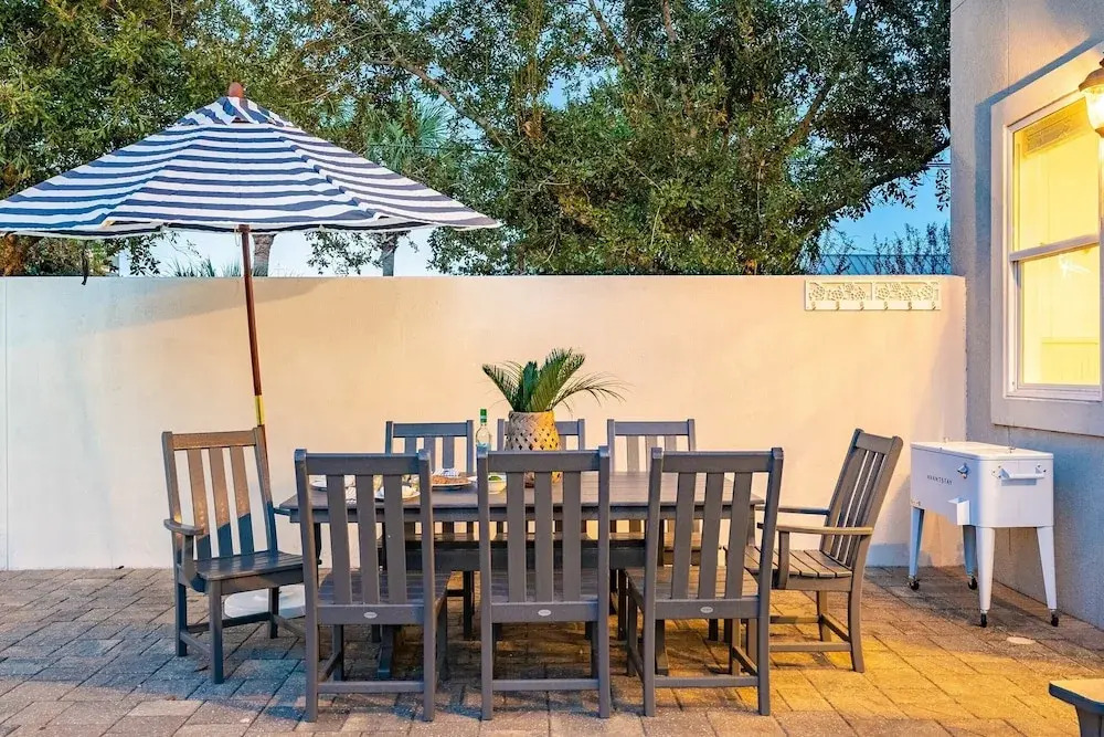 Perry by Avantstay Walk to Miramar Beach! w/ Pool & Guest House!