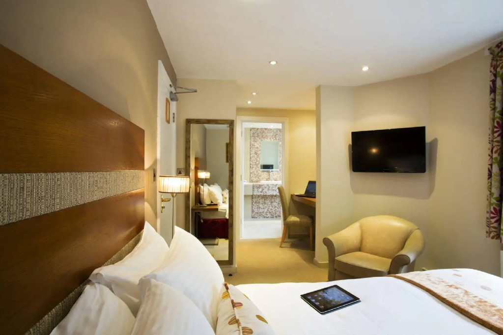 Fanhams Hall, Exclusive Collection