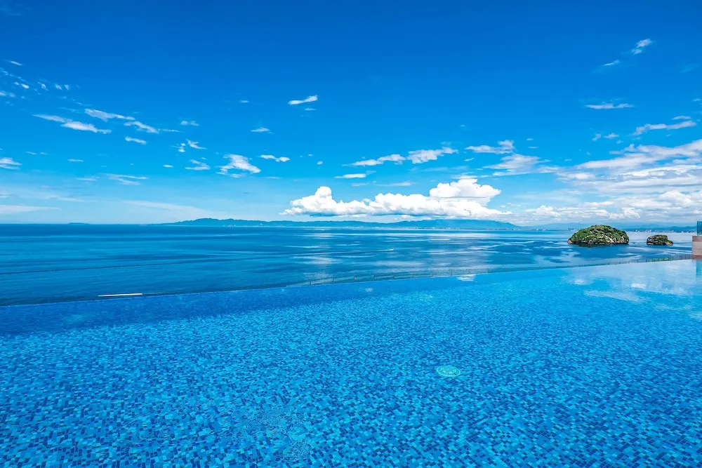 Stunning Oceanfront Apartment With Breathtaking Views and Luxurious Amenities