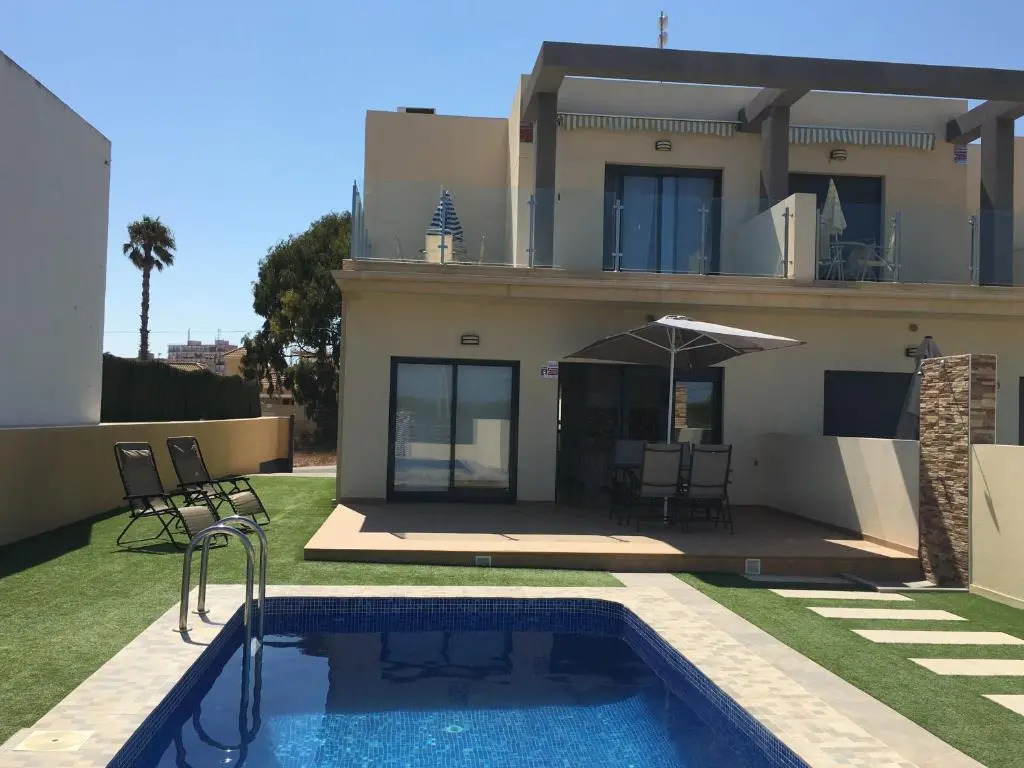 Duplex con piscina individual y vistas al mar en Torrevieja