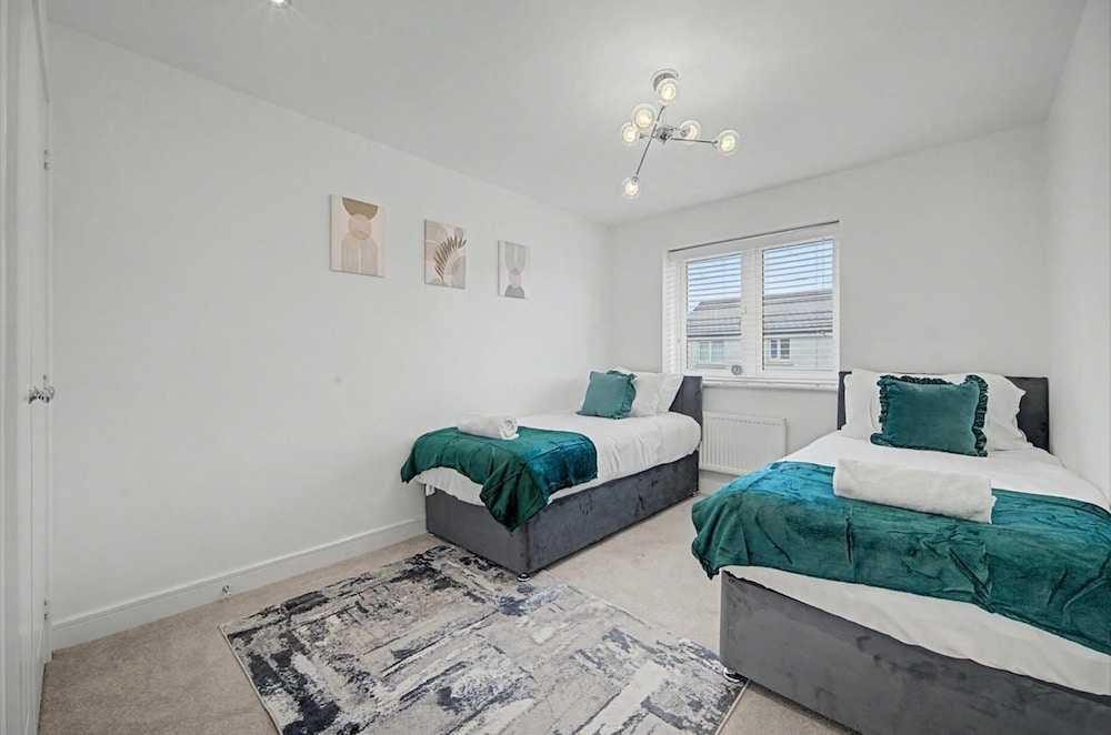 4-bed House, Sleeps 9 w/ Garden and Parking