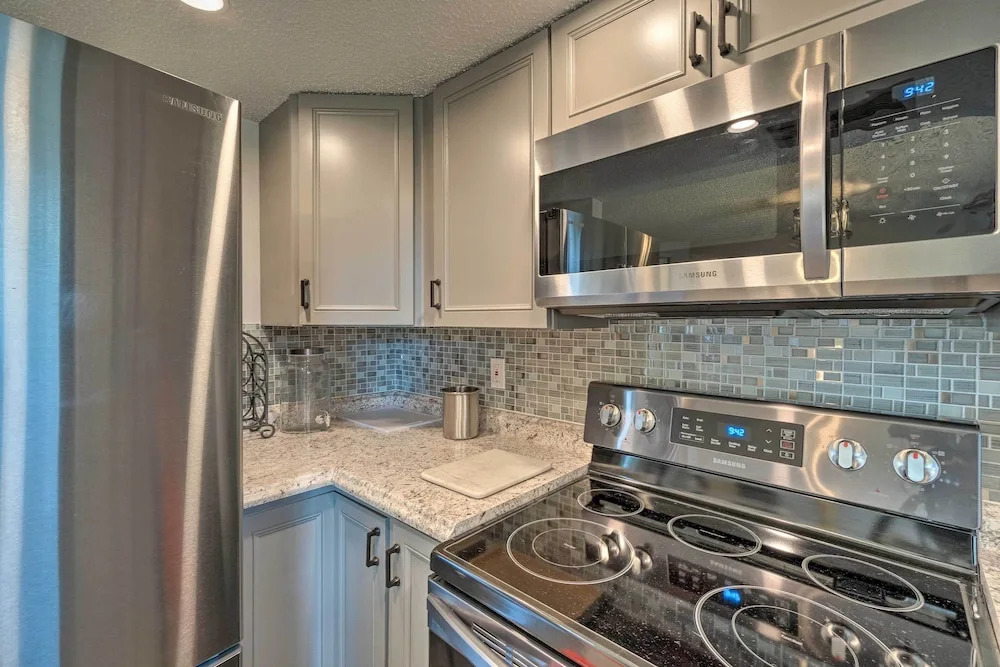 Bright Venice Home w/ Yard < 4 Miles to Beach!