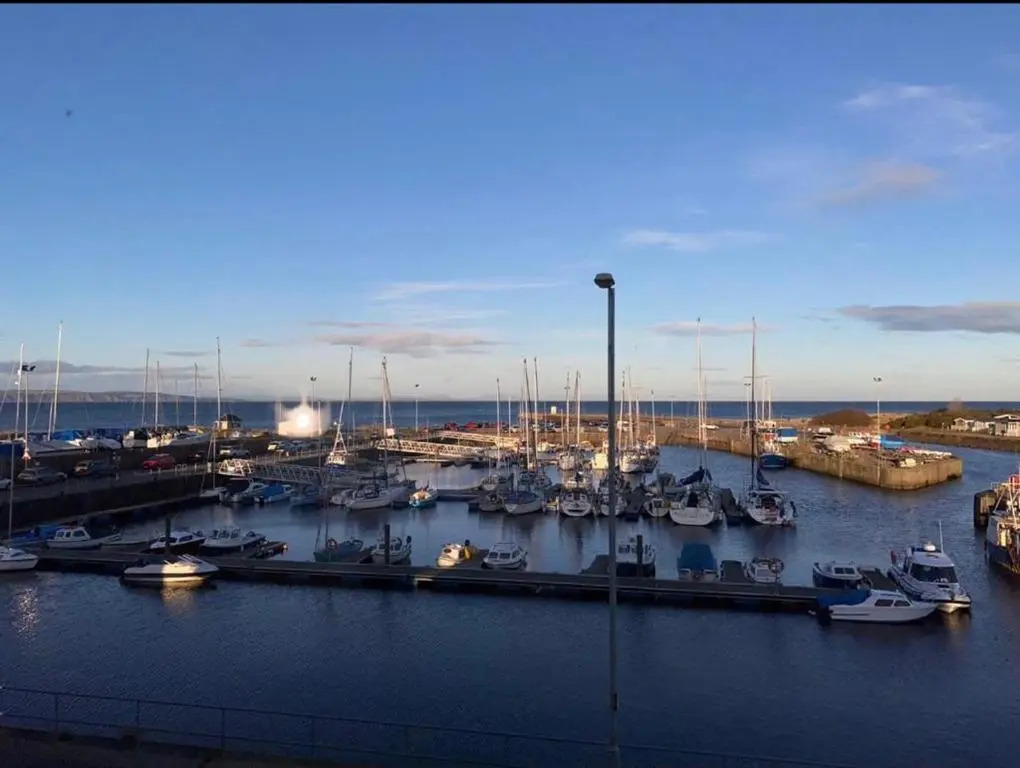 Harbour And River View, Beach 50m From Doorstep & Free Parking