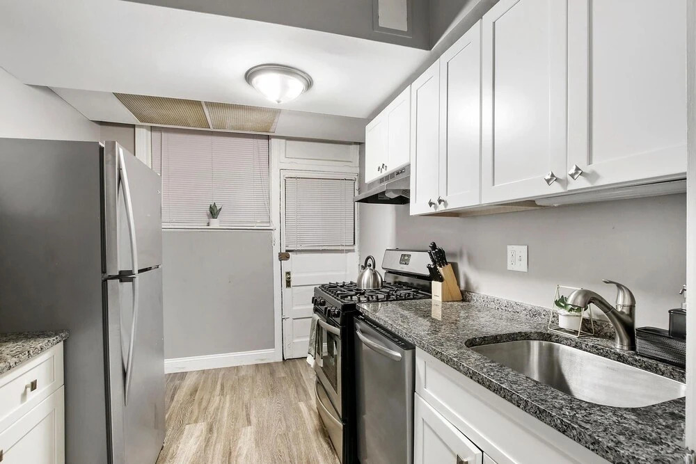 Front Garden 1BR Apt in Lakeview