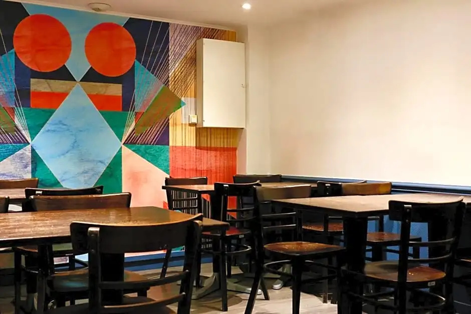 Plug inn Montmartre by Hiphophostels