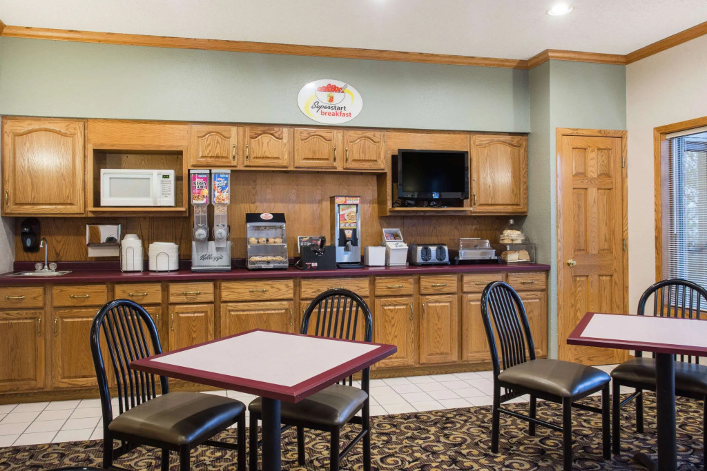 Super 8 by Wyndham Monroe WI