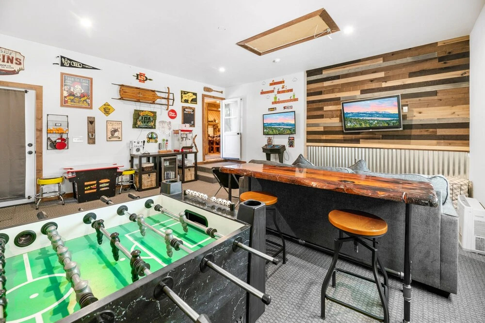 Mountain Time - Comfortable Cabin With Unique And Rustic Look! Ping Pong, Foosball In A Game Room! 3 Bedroom Cabin