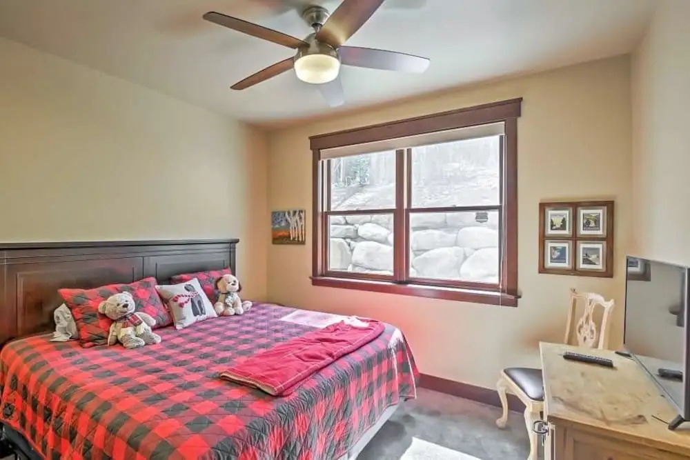 Upscale Decks, Heated Garage, Near Shuttle 3 Bedroom Townhouse