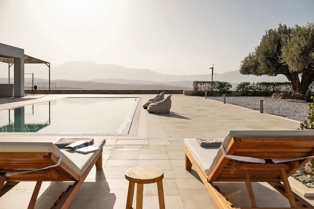 Villa - Sleeps 10 - Pool - Parking - Pool Table