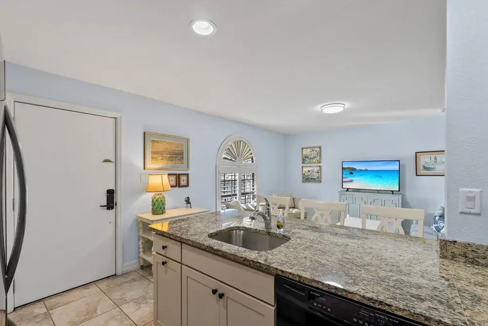 Le Monaco - Romantic 1 BR Condo Steps from 5th Ave S. Chic Coastal Retreat with King Bed and Beach Access. Perfect Location for Couples Near Dining, Shopping, and Naples Beach