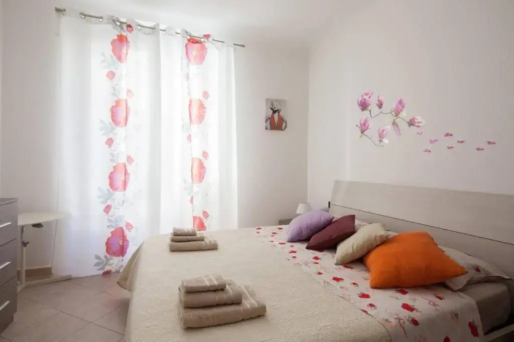 Apt. "La Perla del Golfo" in the right center! (5Terre)