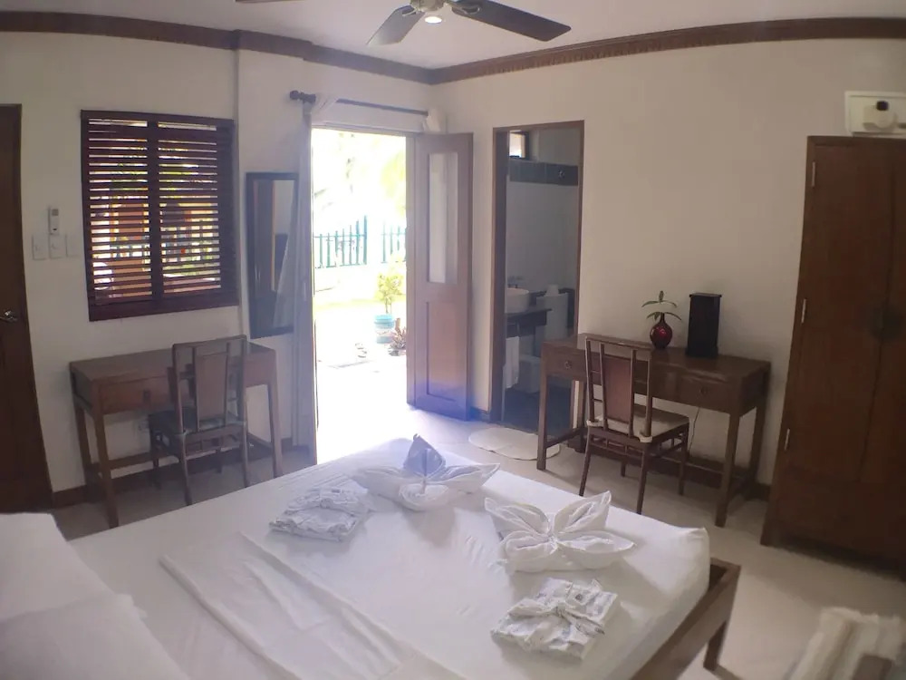 White Beach Dive & Kite Resort Carabao