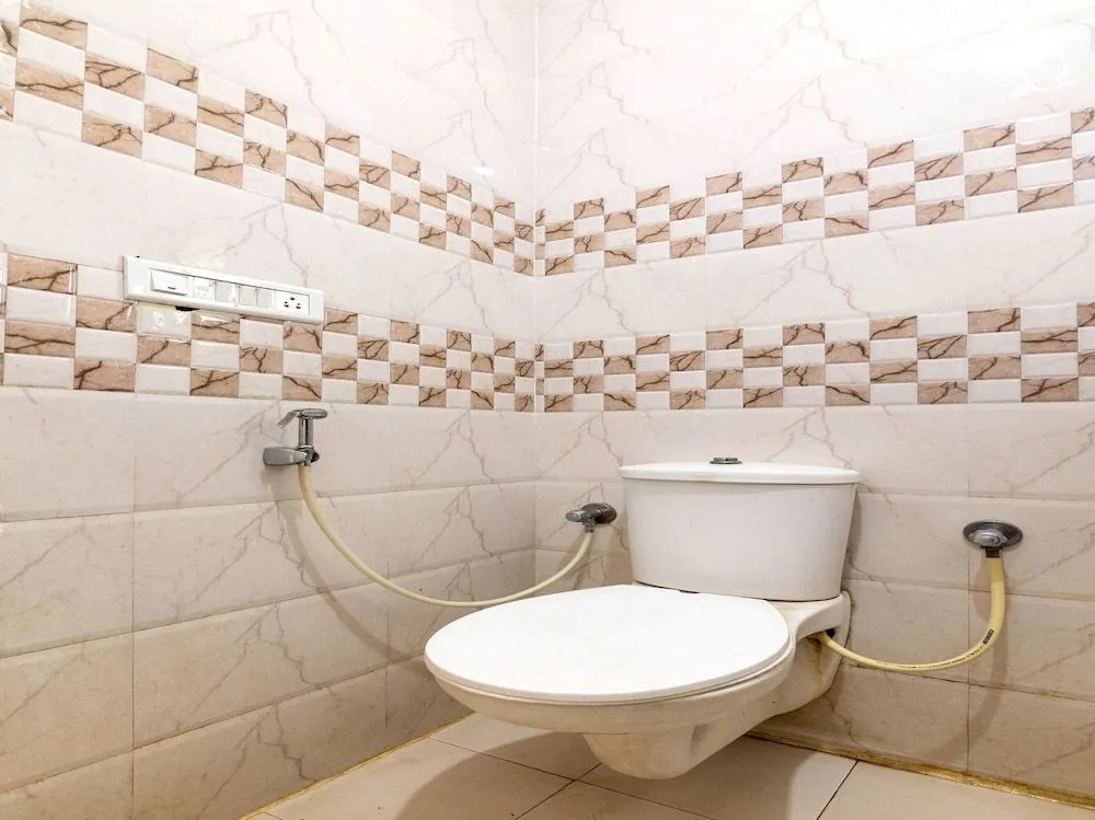 Oyo 22900 Sri Sai Suites