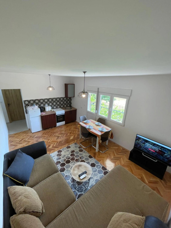 Entire spacious apartment with free parking