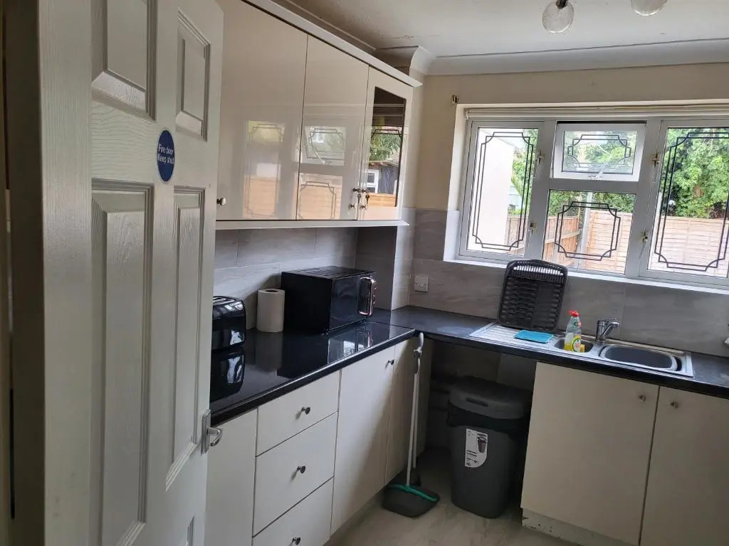 Elegant Home in Dagenham with free wi fi & free parking