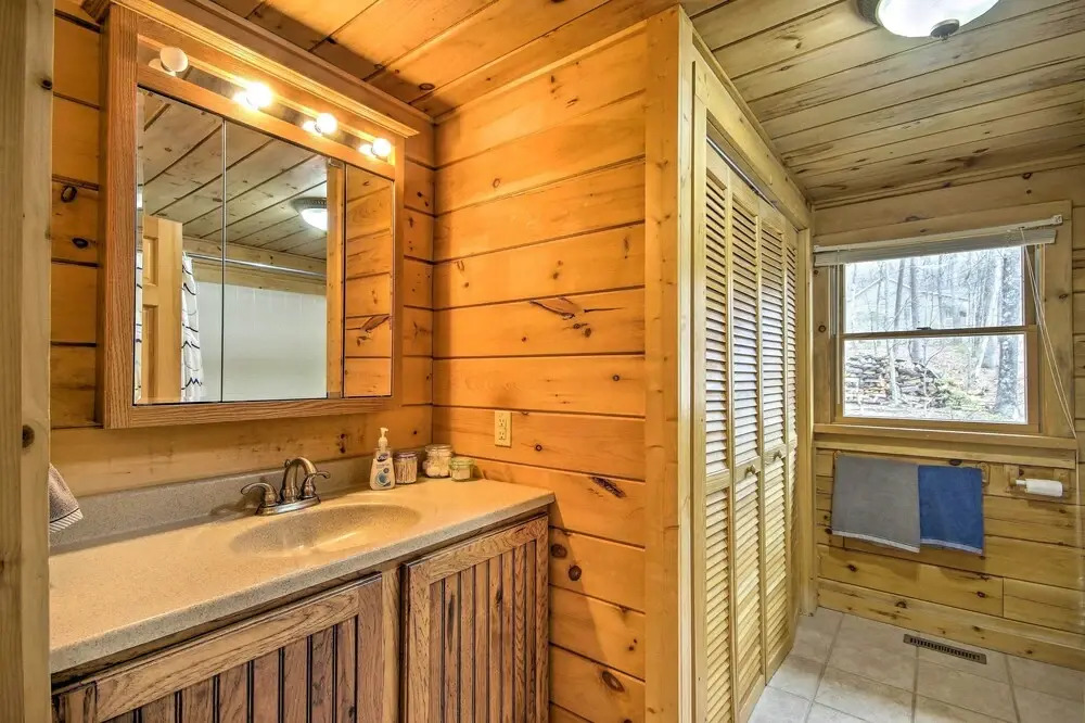 Cozy Winter Retreat: Great Location & Pet Friendly