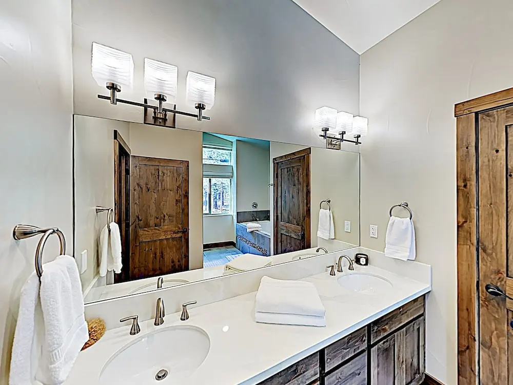 New Listing! New-build Alpine W/ Hot Tub 5 Bedroom Home