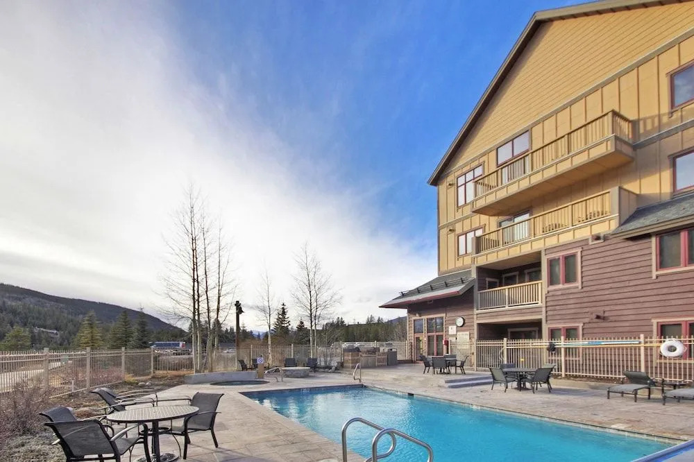2317 Red Hawk Lodge by RedAwning