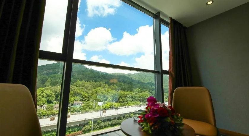 Irvine Holiday Hotel