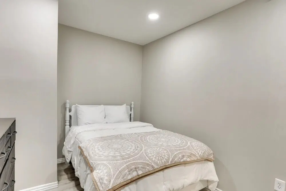 Half-mi to Oakland City Golf Club: Sleek Apartment