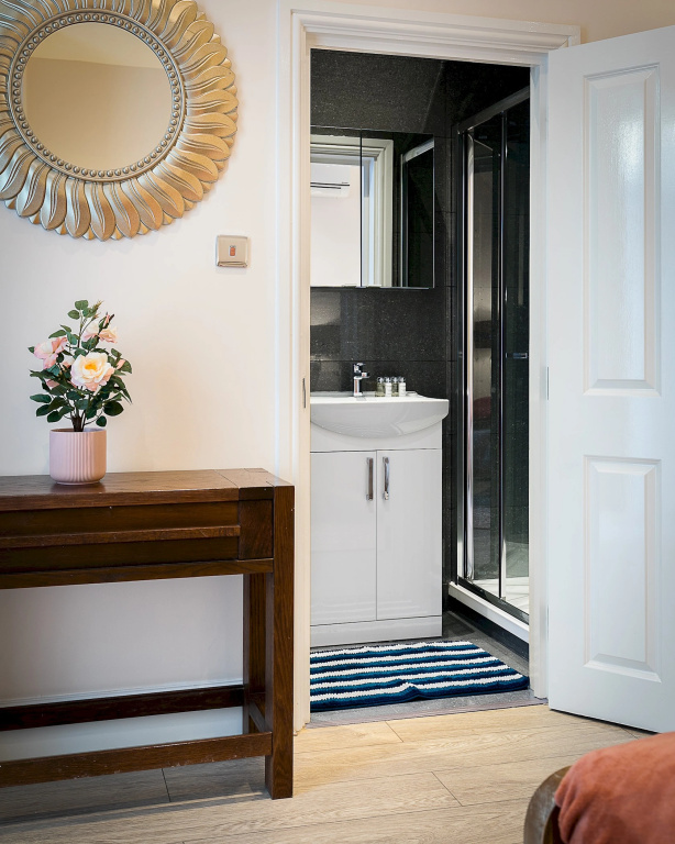 Designer 1-bedroom in Kensington