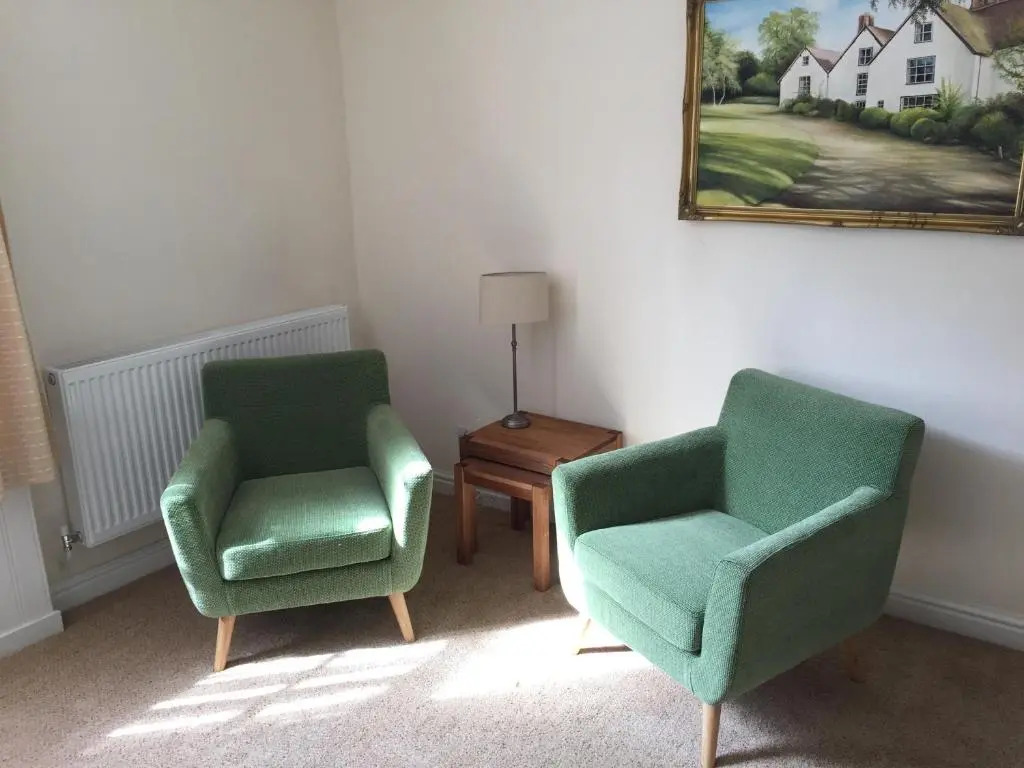 Town Centre Apartment Perfect Location with on-street parking