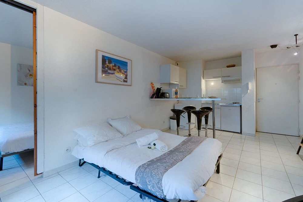 2 Room With Terrace in la Timone