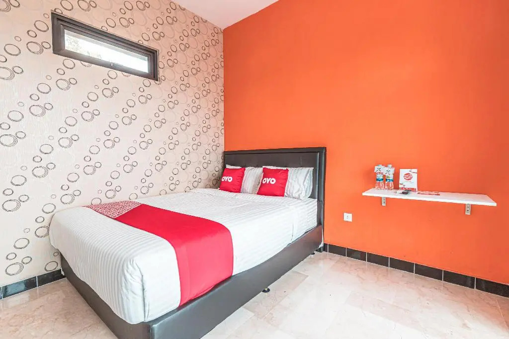 RedDoorz Syariah near Green Park Jatiwarna