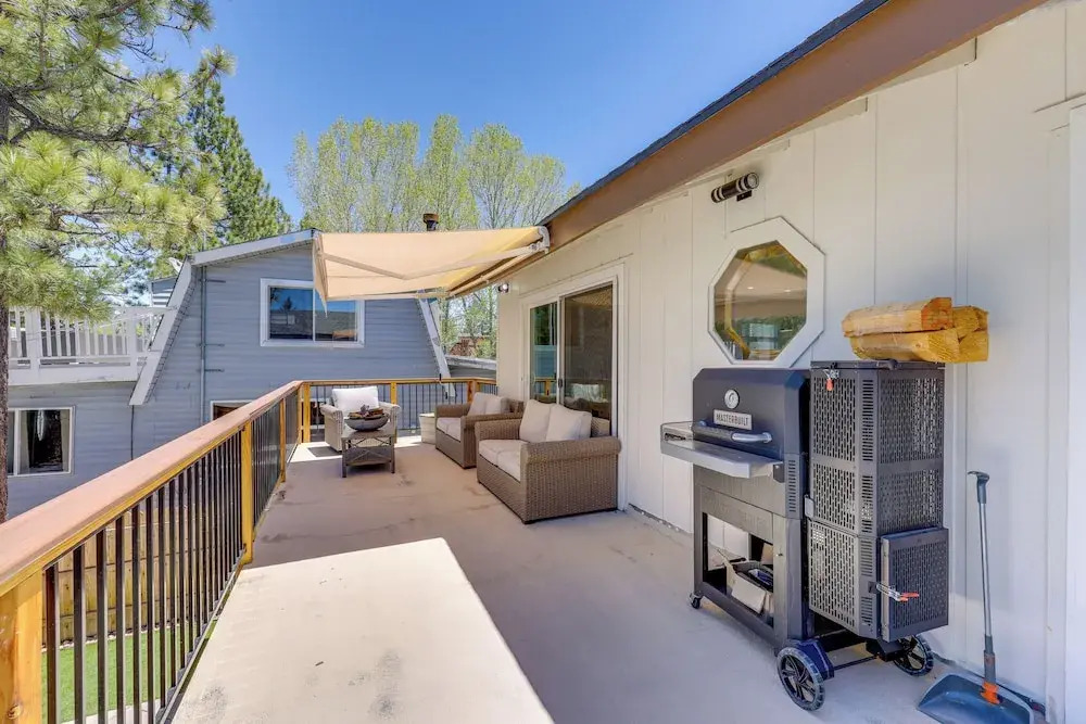 Walk to The Village Shops/Eats: Big Bear Lake Home