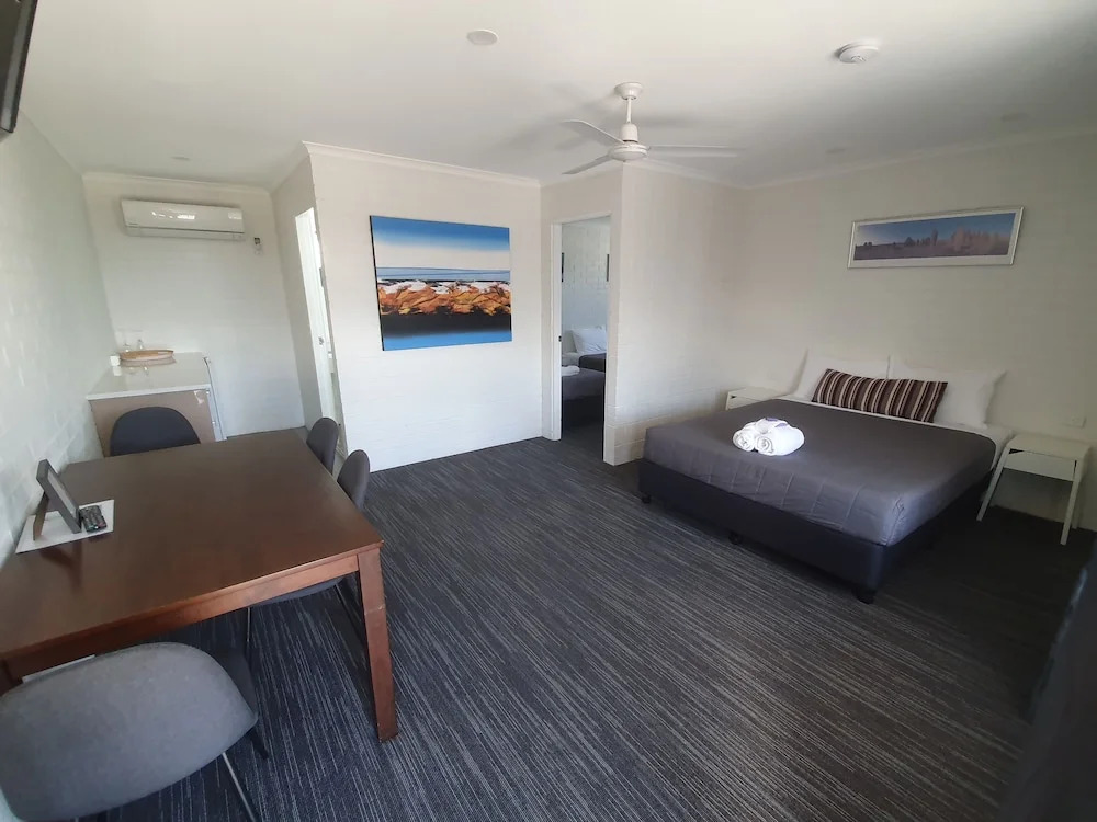 Coastal Bay Motel