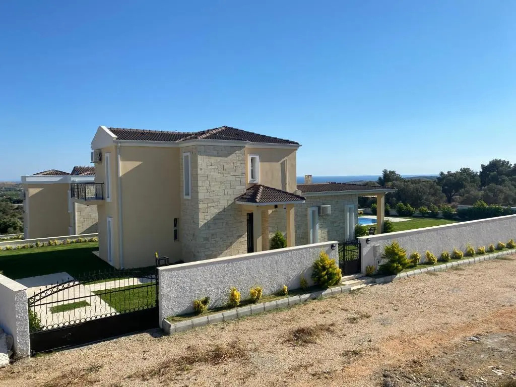 Çeşme'De Havuzlu,Doğa Ve Deni̇z Manzarali Lüx Vi̇lla