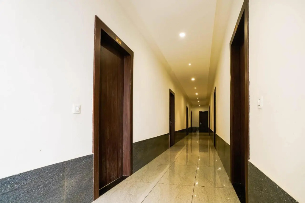 Pop 91505 Airport Hotel