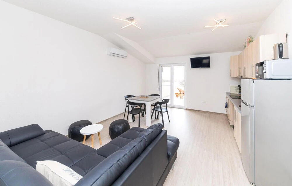 Beautiful Apartment in Kastel Luksic With 1 Bedrooms and Wifi