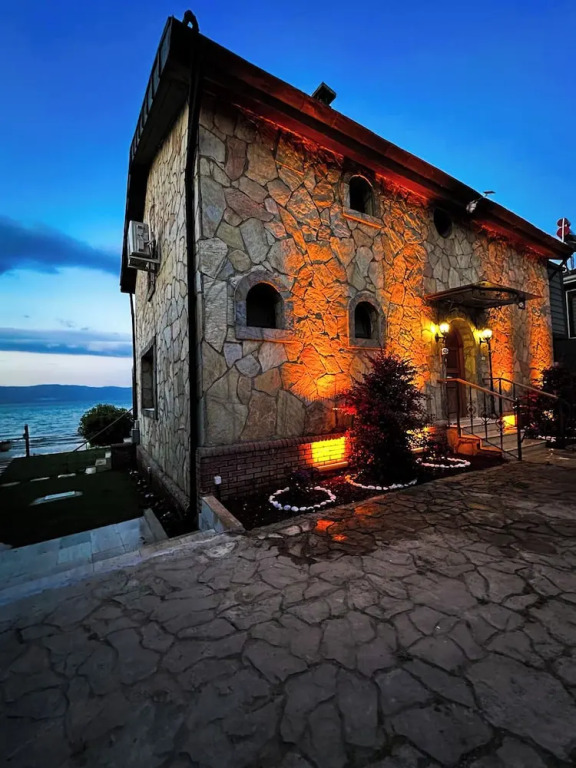 Villa Lake Paradise
