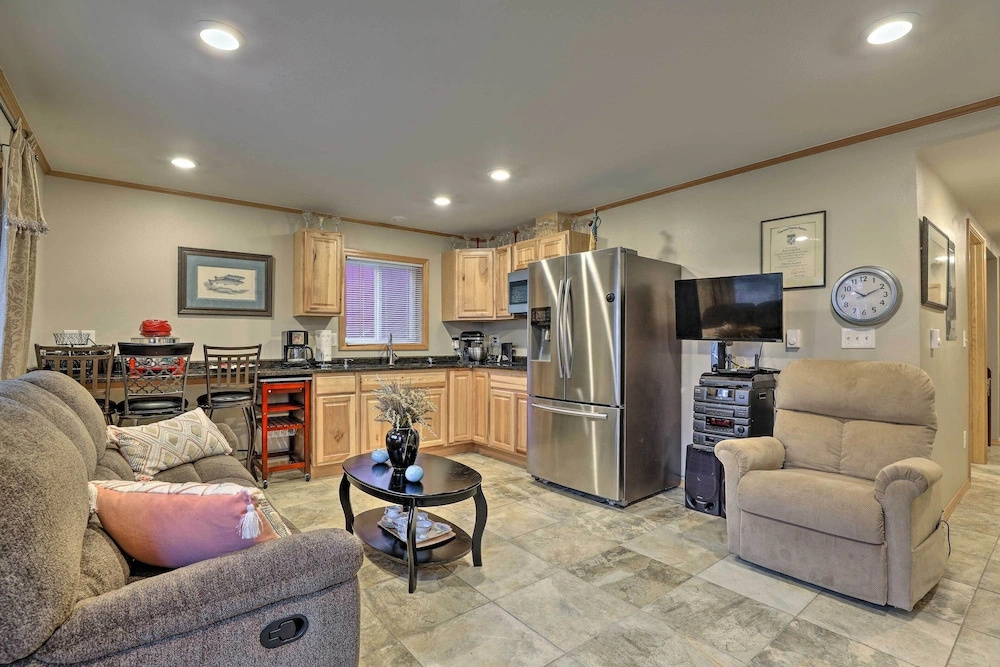 Quaint Juneau Apt w/ Scenic Mountain Surroundings