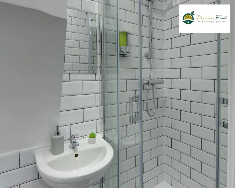 5 Bedroom - 5 Bathroom House By Passionfruitproperties close to Coventry City Centre with Free Wi-fi and garden - 34HRC